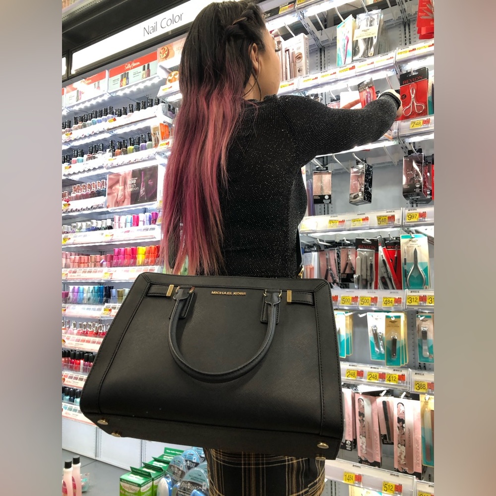 π₯Moving to @the_bag_guyπ₯Michael Kors - Dillon Saffiano Satchel-Black/Gold - Picture 3 of 16